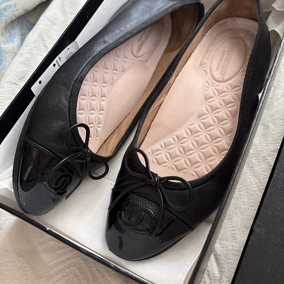 🥀 Authentic Classic CHANEL Ballet Flats in Black Leather Patent Cap-toe sz 37.5🥀 - Picture 2 of 16